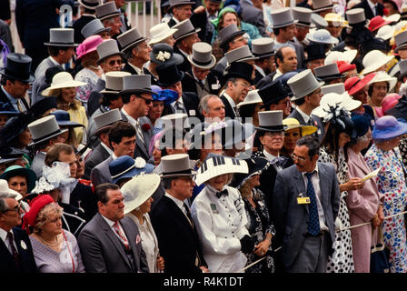 Ascot Rennen England Großbritannien 1986 gescannt in 2018 der britischen königlichen Familie kommen und gehen etwa im Royal Ascot 1986 Mitglieder der Öffentlichkeit in feine Hüte und Mützen und Schwänze für die Männer im Royal Ascot gekleidet. Stockfoto