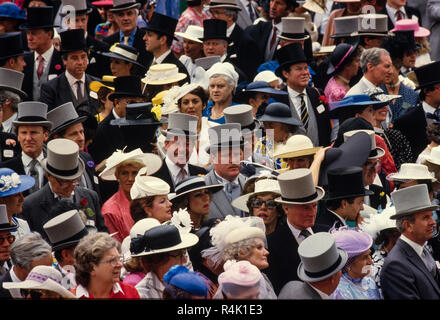 Ascot Rennen England Großbritannien 1986 gescannt in 2018 der britischen königlichen Familie kommen und gehen etwa im Royal Ascot 1986 Mitglieder der Öffentlichkeit in feine Hüte und Mützen und Schwänze für die Männer im Royal Ascot gekleidet. Stockfoto