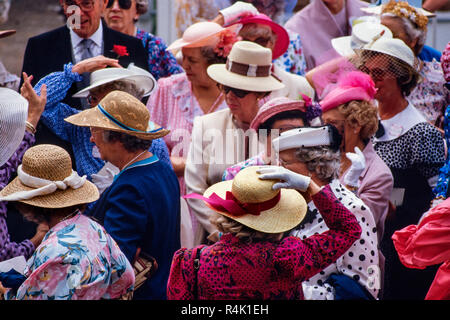 Ascot Rennen England Großbritannien 1986 gescannt in 2018 der britischen königlichen Familie kommen und gehen etwa im Royal Ascot 1986 Mitglieder der Öffentlichkeit in feine Hüte und Mützen und Schwänze für die Männer im Royal Ascot gekleidet. Stockfoto