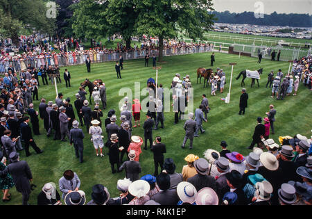 Ascot Rennen England Großbritannien 1986 gescannt in 2018 der britischen königlichen Familie kommen und gehen etwa im Royal Ascot 1986 Mitglieder der Öffentlichkeit in feine Hüte und Mützen und Schwänze für die Männer im Royal Ascot gekleidet. Stockfoto