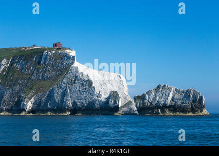 Ngi Nadeln Coast Guard Station und die Nadeln alte Batterie & Neue Batterie kann oben auf der Landspitze am Beginn der Nadeln gesehen werden. Isle of Wight. Das VEREINIGTE KÖNIGREICH (98) Stockfoto