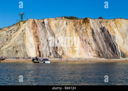 Berühmte mehrfarbig geschichtete Sand Der Sand Klippen von Alum Bay Klippen. Die unterschiedlichen Farben von Sand ist deutlich zu sehen. Die Nadeln. Isle of Wight. Das VEREINIGTE KÖNIGREICH (98) Stockfoto