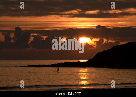 Stand Up Paddle Boarder auf ruhige See Golden Sunset Stockfoto