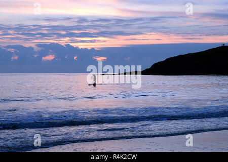 Stand Up Paddle boarder in lila Sonnenuntergang Stockfoto