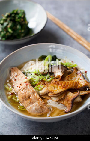 Miso Ramen mit Austernpilzen, Lachs und Reis Nudeln Stockfoto