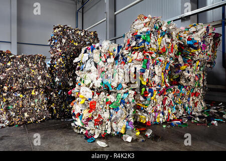 Verdichtete Ballen aus Polyethylen gebrauchte PET-Flaschen von Getränke- und Waschmittel sortiert und für die weitere Verarbeitung Workshop bei modernen Abfall recyc verpackt Stockfoto