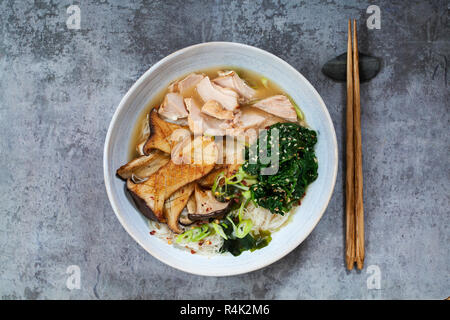 Miso Ramen mit Austernpilzen, Lachs und Reis Nudeln Stockfoto