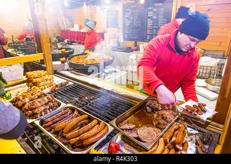 Essen coart am Weihnachtsmarkt auf dem Marktplatz (Rynek) in Wroclaw, Polen Stockfoto