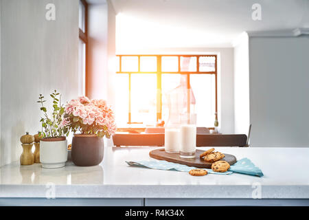 Cookies und Milch mit einem Glas Milch Flasche auf eine Arbeitsplatte in der Küche für einen Snack nach der Schule von Cookies und Milch oder Cookies und Creme. Frühstück in mornin Stockfoto