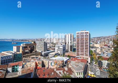Luftaufnahme von Valparaiso vom Paseo Atkinson am Cerro Concepcion Hill - Valparaiso, Chile Stockfoto