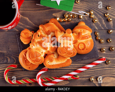 Weihnachten Zusammensetzung mit Lebkuchen, Süßigkeiten und Dekor. Flach, aus der Nähe. Stockfoto