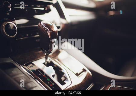 Automatische Getriebe mit Doppelkupplung. Moderne Einrichtung. Stockfoto