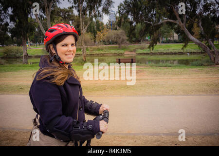 Frau reiten auf einem Segway im Park Stockfoto