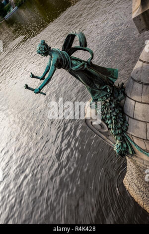 Taschenlampe Lager bronze weibliche Figur Statue mit Patina auf Cech Brücke an der Moldau, Prag, Tschechische Republik, Foto mit schiefen Horizont und Wasser bac Stockfoto