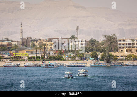 Holzboote mit Passagieren angedockt entlang dem Nil Fluß in Assuan, Ägypten, Nordafrika Stockfoto