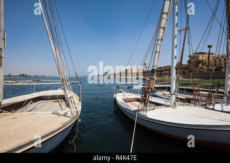 Holzboote Feluke auf dem Nil in Assuan, Ägypten, Nordafrika Stockfoto