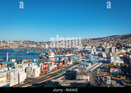 Luftaufnahme von Valparaiso Hafen von Cerro Artilleria Hill - Valparaiso, Chile Stockfoto
