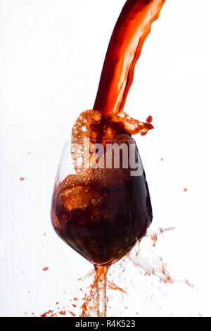 Rotwein kräftig gegossen in ein Glas Wein Stockfoto