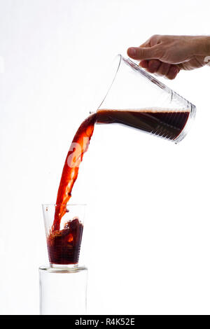 Trinken gegossen aus einer Kanne in ein Glas Stockfoto