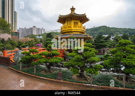 Die Goldene Pagode in Nan Lian Garden in der Nähe von Chi Lin Nunnery, Hongkong, Diamond Hill Stockfoto