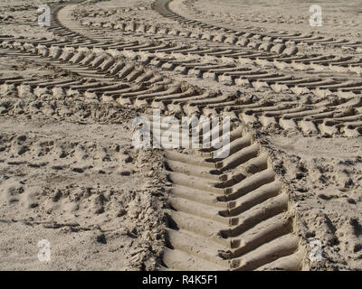 Spuren Räder des Schleppers auf Sand Stockfoto