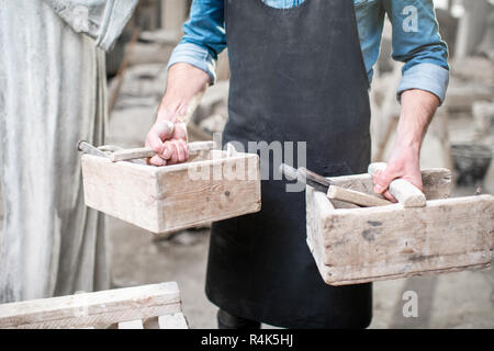 Bildhauer arbeiten mit Tools im Studio. Nahaufnahme mit kein Gesicht Stockfoto