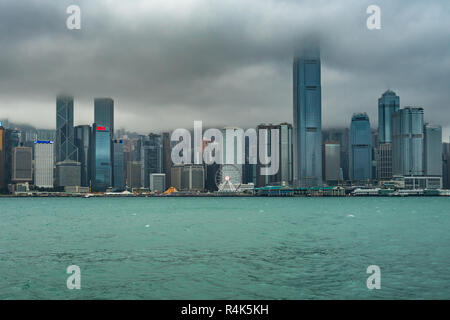 Bedrohliche Wolken über Hong Kong Central Skyline. Hong Kong, Januar 2018 Stockfoto
