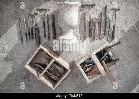 Der Bildhauer Werkzeuge mit alten Vase auf dem Boden Stockfoto