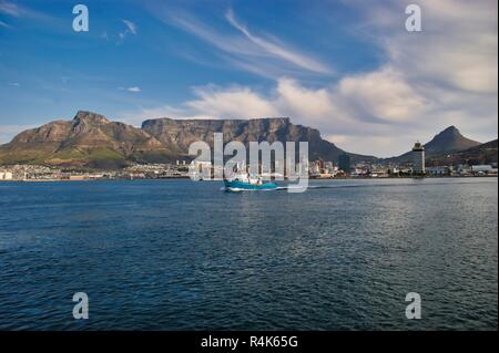 Malerischer Blick auf den Tafelberg in Kapstadt aus dem Meer Stockfoto