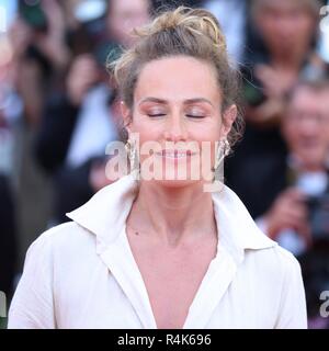 CANNES, Frankreich - Mai 08, 2018: Cecile de France Spaziergänge auf dem Roten Teppich vor dem "Todos lo Saben "Screening im 71th Festival de Cannes. Stockfoto