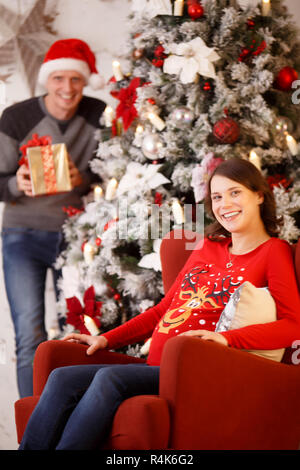 Weihnachten Foto Der glücklich verheiratete Paar warten auf Kind Stockfoto