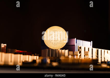 Foto von virtueller Währung, bitcoin und Prozessor auf orangebackground Stockfoto