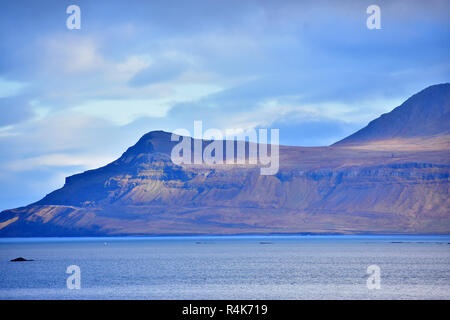 Bergblick auf grundarfjordur Fjord in Island Stockfoto