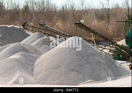 Kies Aggregat Extraktion. Maschinen vertrieb und Klassifikation nach Größe Kies. Stockfoto