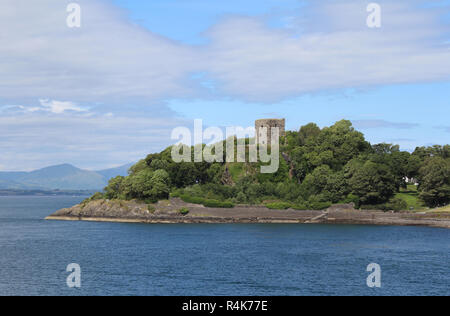 OBAN, Schottland, 25. Juli 2018: Ansicht des 15 c Ruinen von dunollie Castle in der Nähe von Oban. Die Burg ist für die Öffentlichkeit zugänglich als Teil der Dunollie Museum, Stockfoto