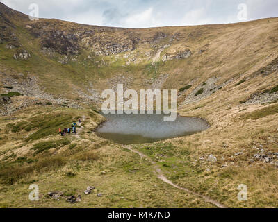 Antenne drone Landschaft Foto der schönen Highland See Nesamovyte in Karpaten Mountain Park. beliebtes Reiseziel für aktiven Tourismus. Carpathia Stockfoto