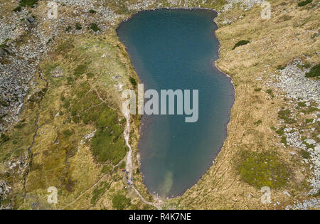 Antenne drone Landschaft Foto der schönen Highland See Nesamovyte in Karpaten Mountain Park. beliebtes Reiseziel für aktiven Tourismus. Carpathia Stockfoto