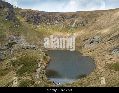 Antenne drone Landschaft Foto der schönen Highland See Nesamovyte in Karpaten Mountain Park. beliebtes Reiseziel für aktiven Tourismus. Carpathia Stockfoto