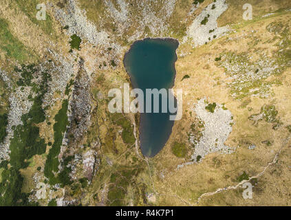 Antenne drone Landschaft Foto der schönen Highland See Nesamovyte in Karpaten Mountain Park. beliebtes Reiseziel für aktiven Tourismus. Carpathia Stockfoto