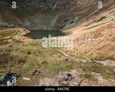 Antenne drone Landschaft Foto der schönen Highland See Nesamovyte in Karpaten Mountain Park. beliebtes Reiseziel für aktiven Tourismus. Carpathia Stockfoto