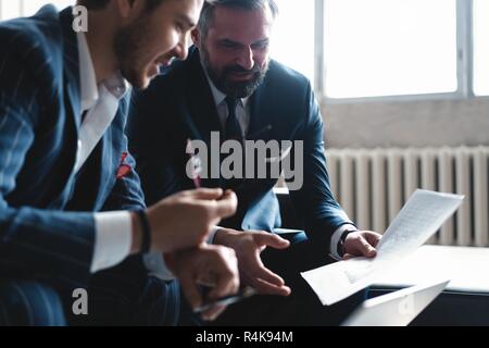 Führungskräfte über Arbeit, die Entwicklung der Strategie für On-line-Geschäft, den Austausch von Ideen, die Vorbereitung Präsentation s Brainstorming Stockfoto