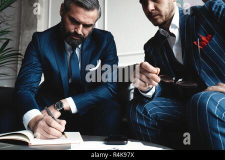 Führungskräfte über Arbeit, die Entwicklung der Strategie für On-line-Geschäft, den Austausch von Ideen, die Vorbereitung Präsentation s Brainstorming Stockfoto