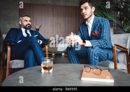 Führungskräfte über Arbeit, die Entwicklung der Strategie für On-line-Geschäft, den Austausch von Ideen, die Vorbereitung Präsentation s Brainstorming Stockfoto