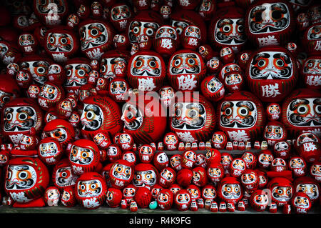 Daruma oder Rot - gut gemalt - Glück Puppe, Osaka, Japam Stockfoto