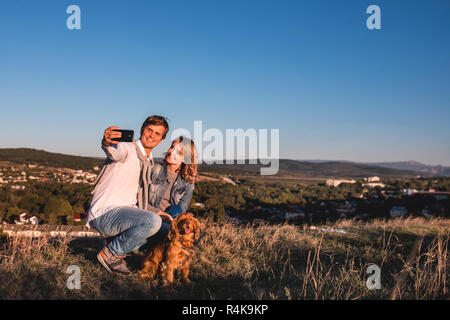 Glückliches junges nettes Paar, selfie im Freien Stockfoto