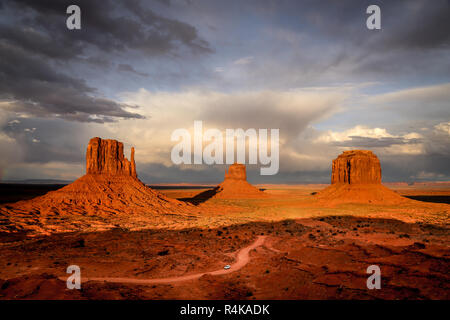 Sandstein buttes bei Sonnenuntergang mit einem dramatischen stürmischen Himmel in der Wüste von oljato Monument Valley an der Grenze Arizona und Utah in den amerikanischen Westen Stockfoto