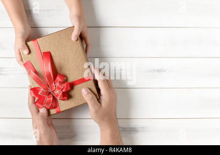 Vater gibt Weihnachten Geschenk an seine Tochter, Frohes Neues Jahr Geschenk und Urlaub Konzept, Ansicht von oben. Stockfoto