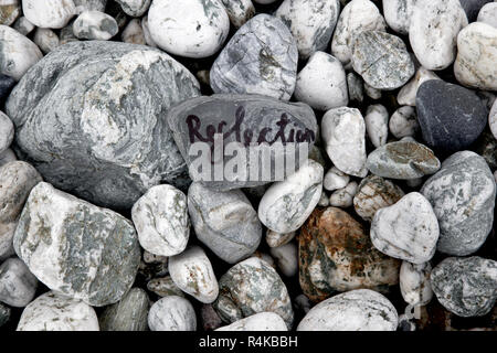 Nachrichten auf Steine, Strand, Steine bemalt, Cornwall, UK. Stockfoto