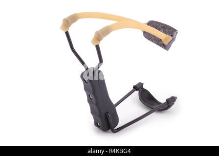 Black Metal slingshot mit einem gelben Gummiband isoliert auf weißem Stockfoto