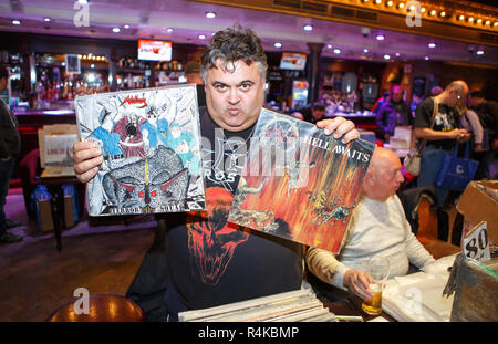 Kiew, Ukraine-3 NOVEMBER 2018: Vintage vinyl record Flohmarkt im Club. Alte Musik Sammler kaufen, verkaufen & Handel retro Vinyls für Plattenspieler player. Riesiges c Stockfoto